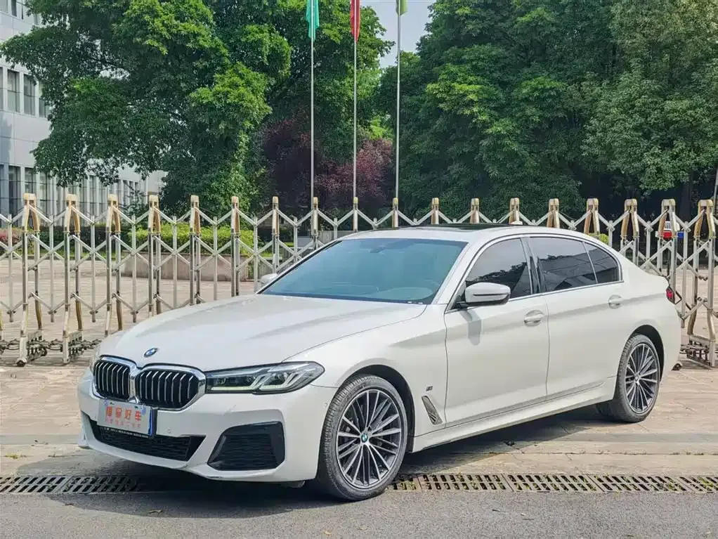 BMW 5 Series — фото 1