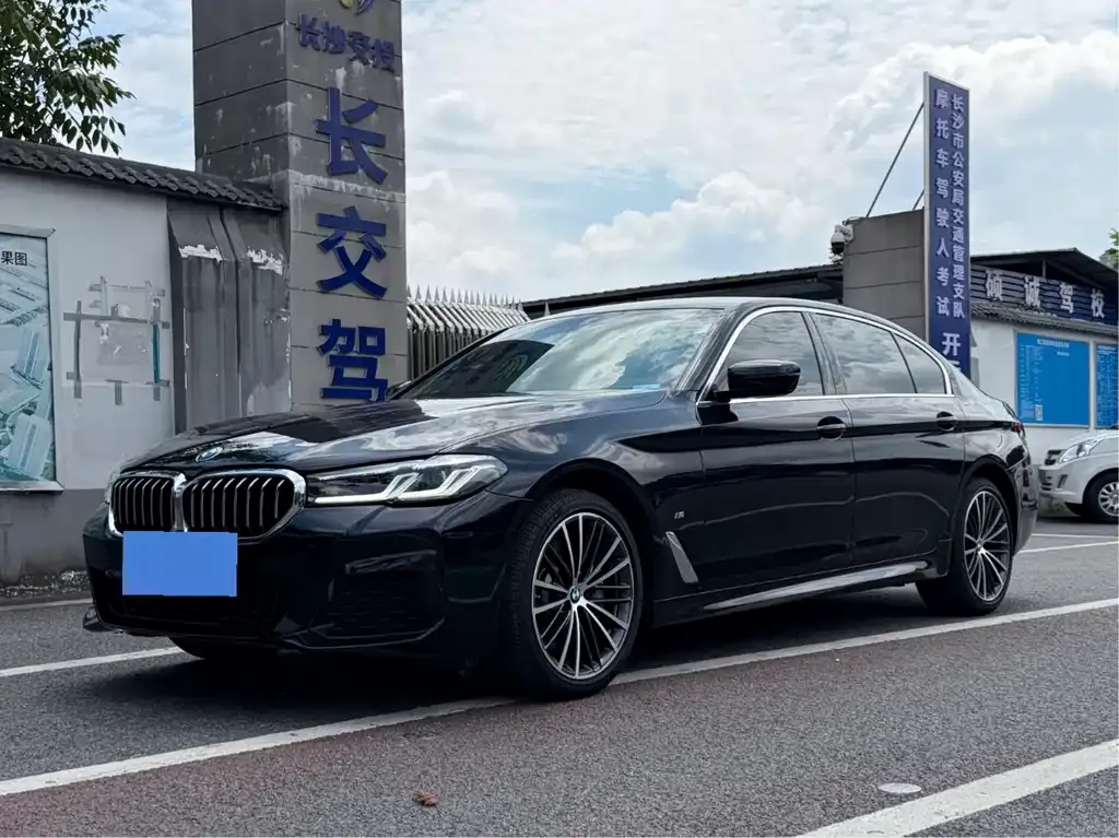 BMW 5 Series — фото 1