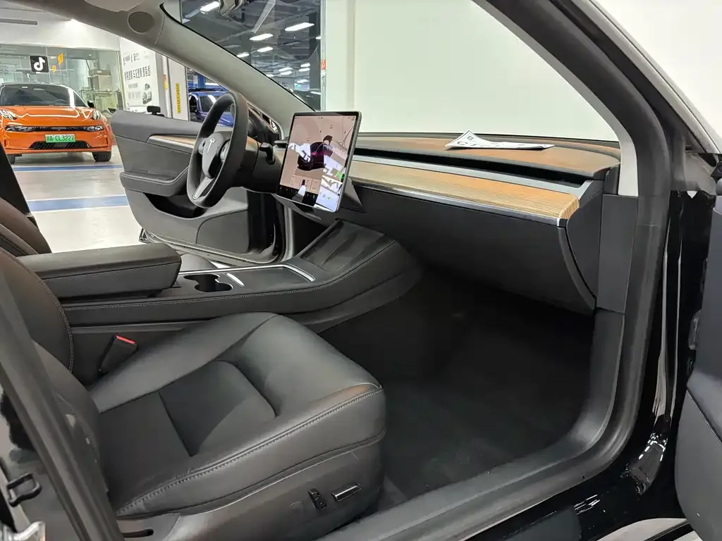 Tesla Model 3 — фото 9