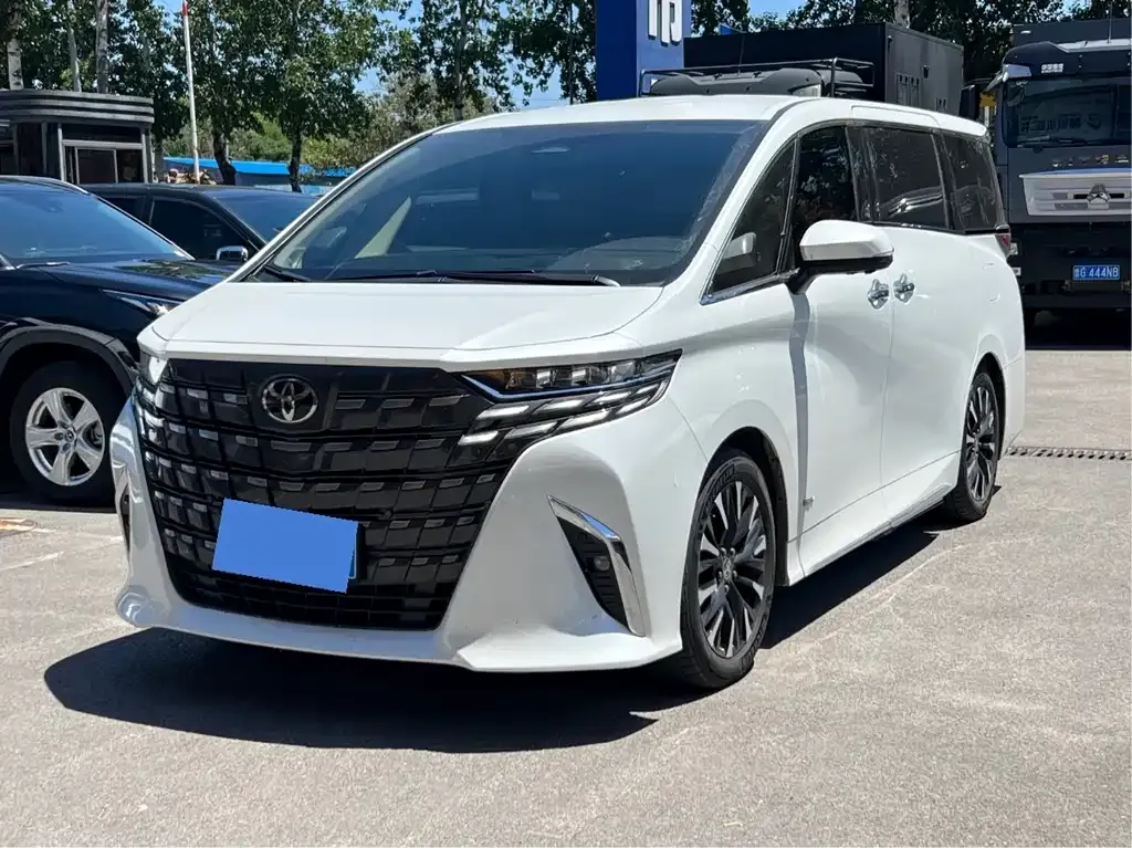 Toyota Alphard — фото 1