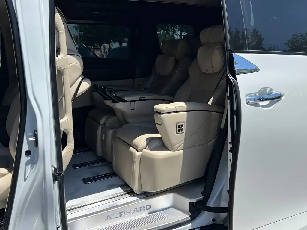 Toyota Alphard — фото 9