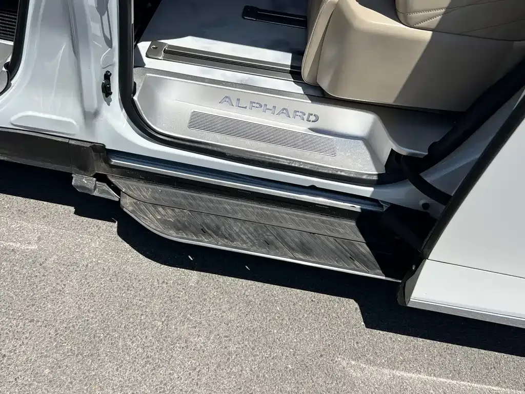 Toyota Alphard — фото 6