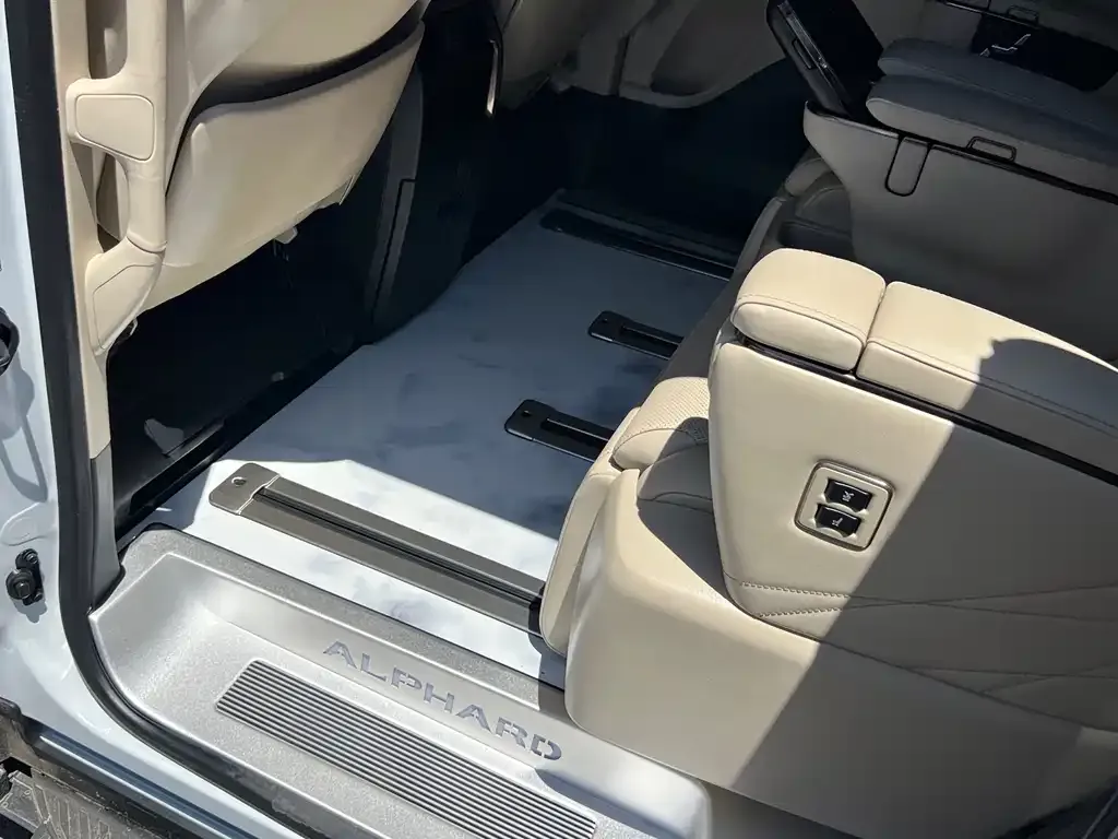 Toyota Alphard — фото 2