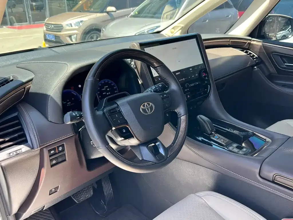 Toyota Alphard — фото 7