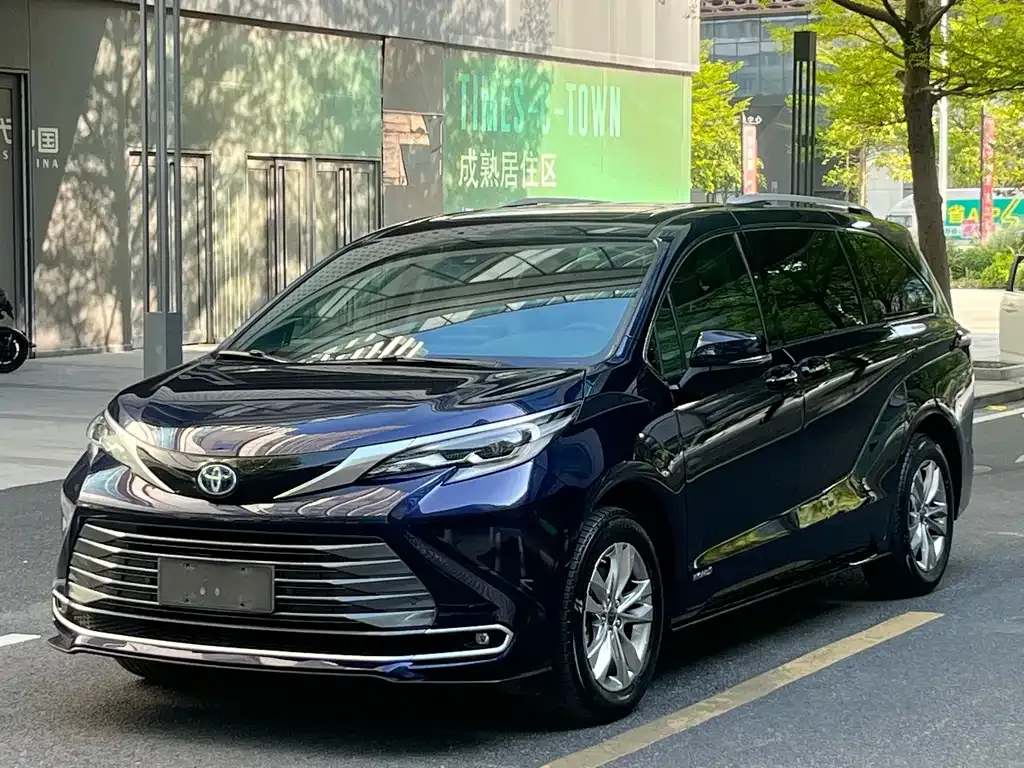 Toyota Sienna — фото 1