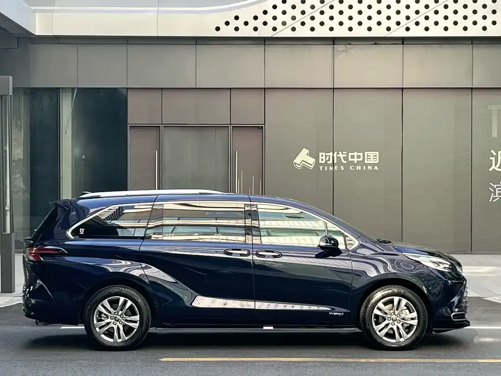 Toyota Sienna — фото 2