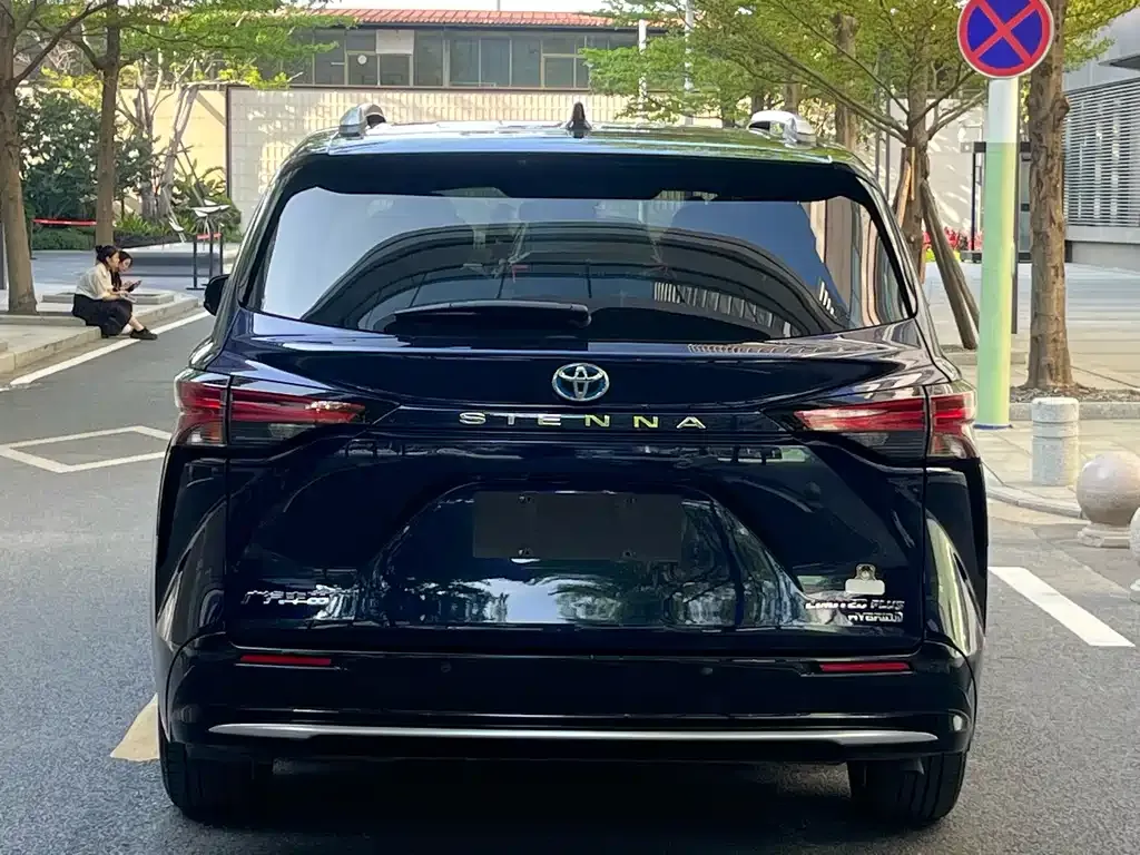 Toyota Sienna — фото 3
