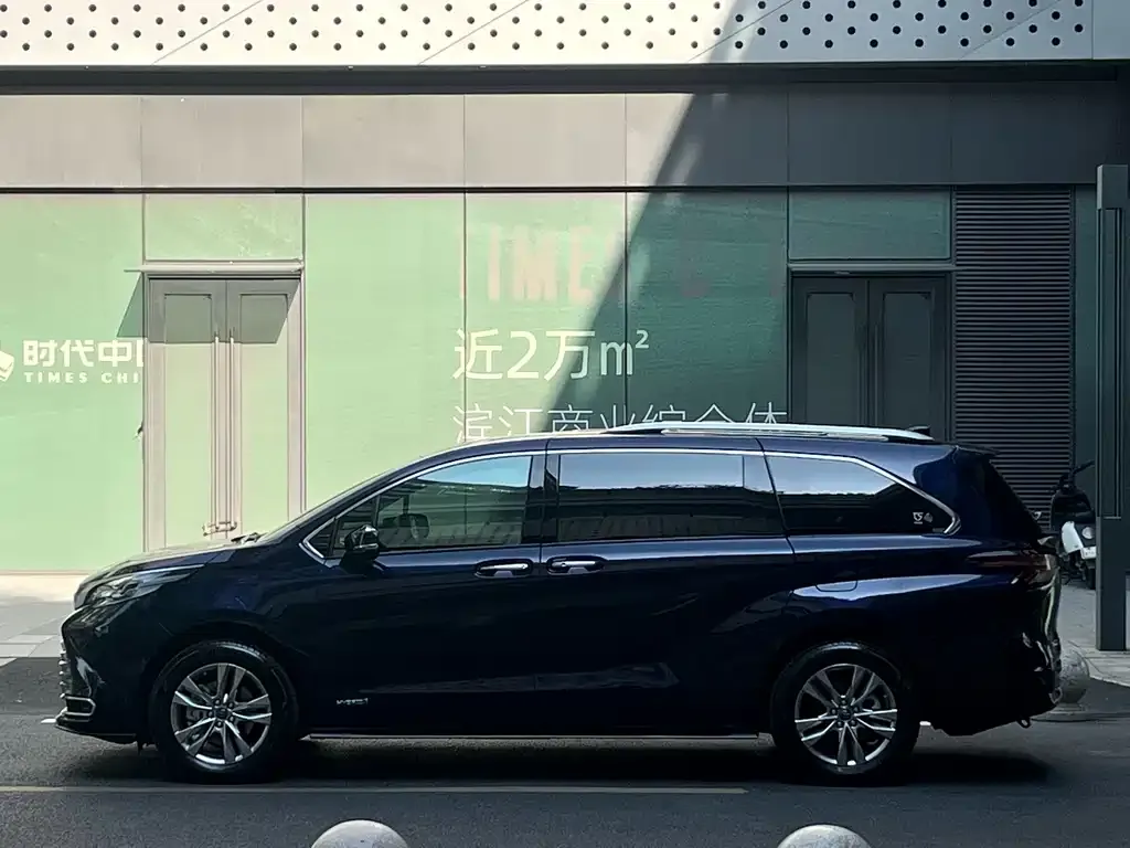 Toyota Sienna — фото 10