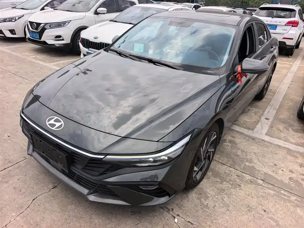 Hyundai Elantra — фото 1