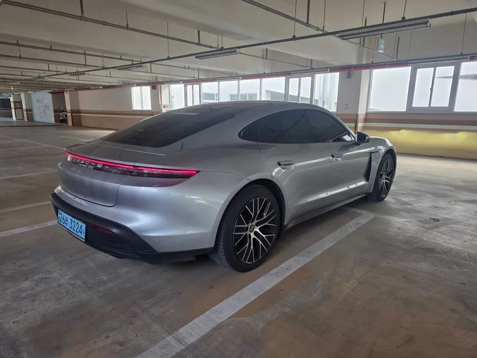 Porsche Taycan 2022 из KR, фото 10