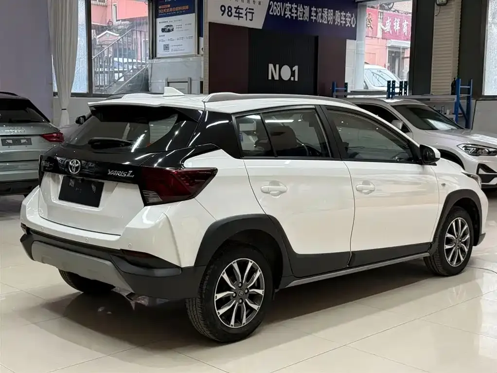 Toyota Yaris L — фото 3