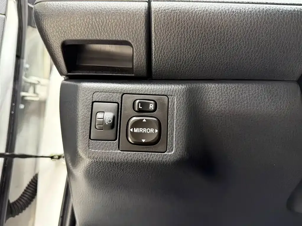 Toyota Yaris L — фото 10