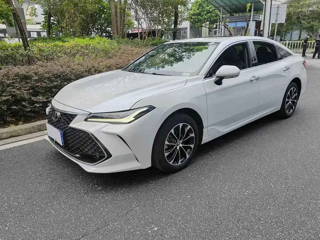 Toyota Avalon — фото 1