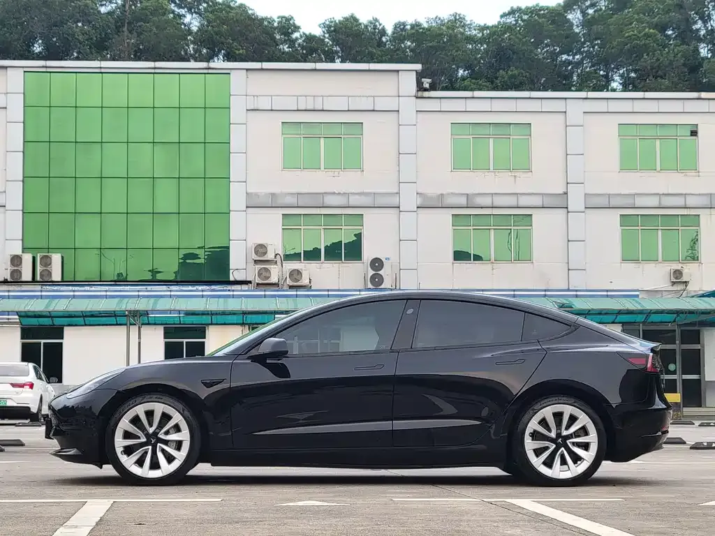 Tesla Model 3 — фото 9