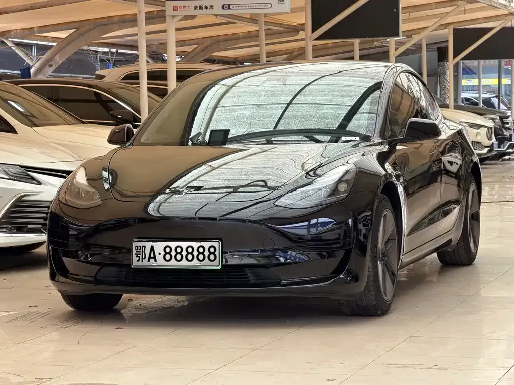 Tesla Model 3 — фото 1