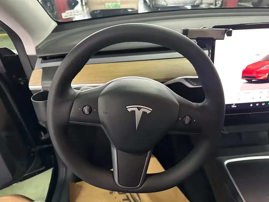 Tesla Model Y — фото 2
