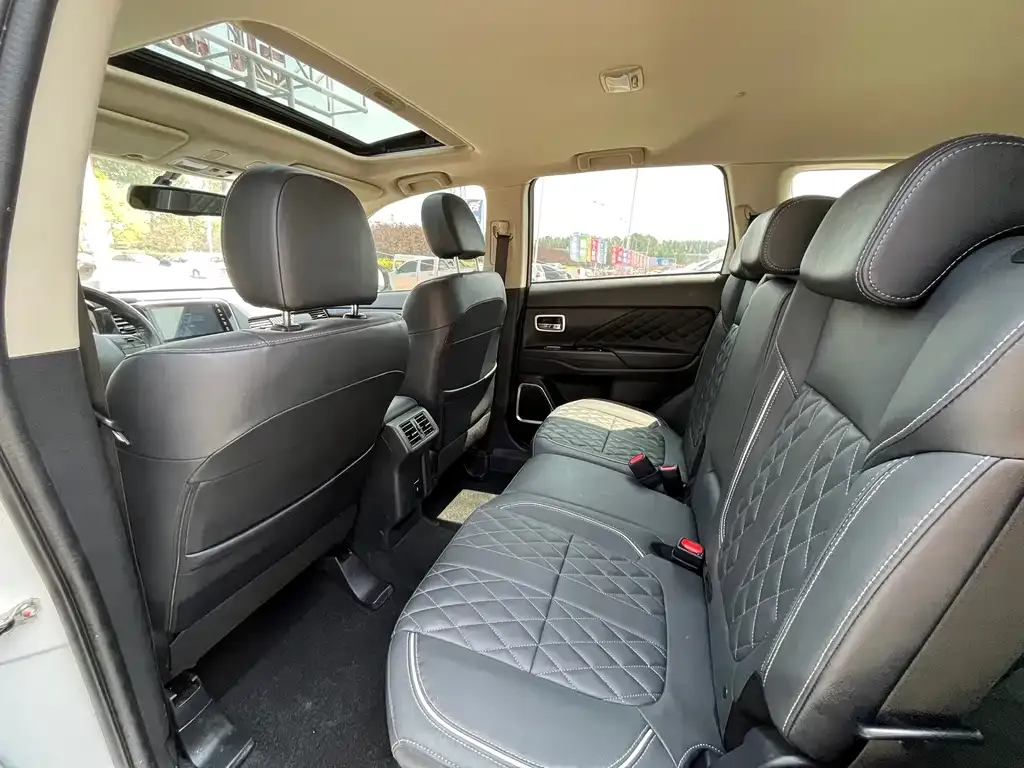 Mitsubishi Outlander 2021 из CN, фото 8