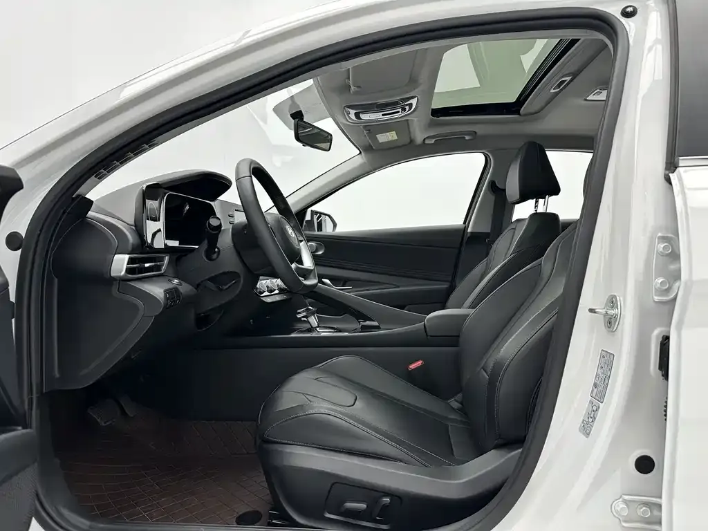 Hyundai Elantra — фото 7