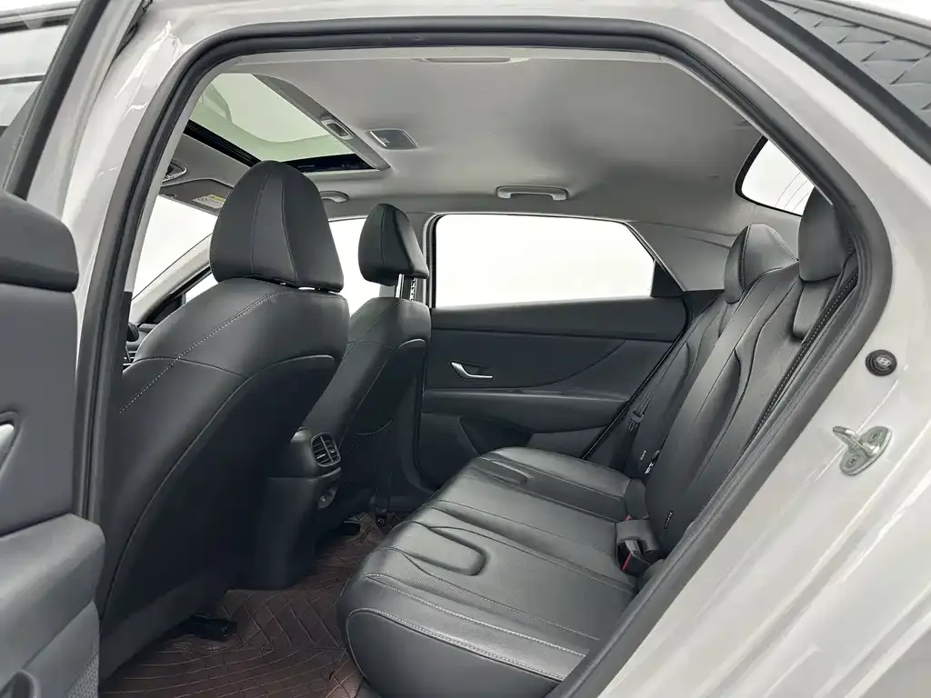 Hyundai Elantra — фото 2