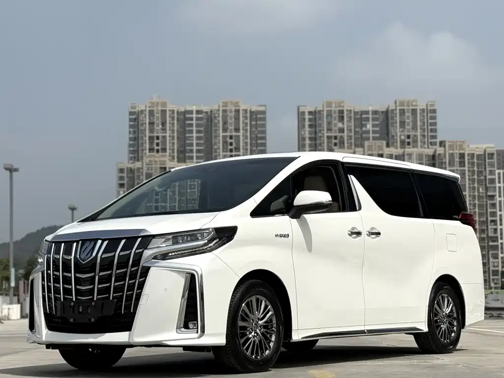 Toyota Alphard — фото 1