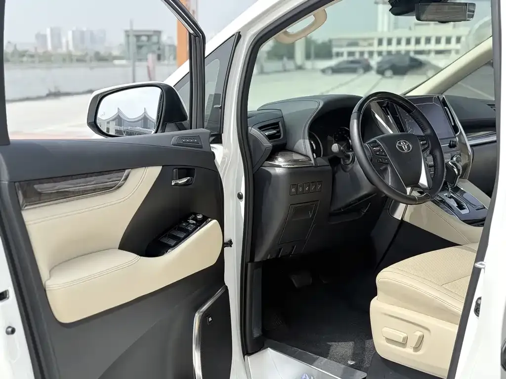 Toyota Alphard — фото 5