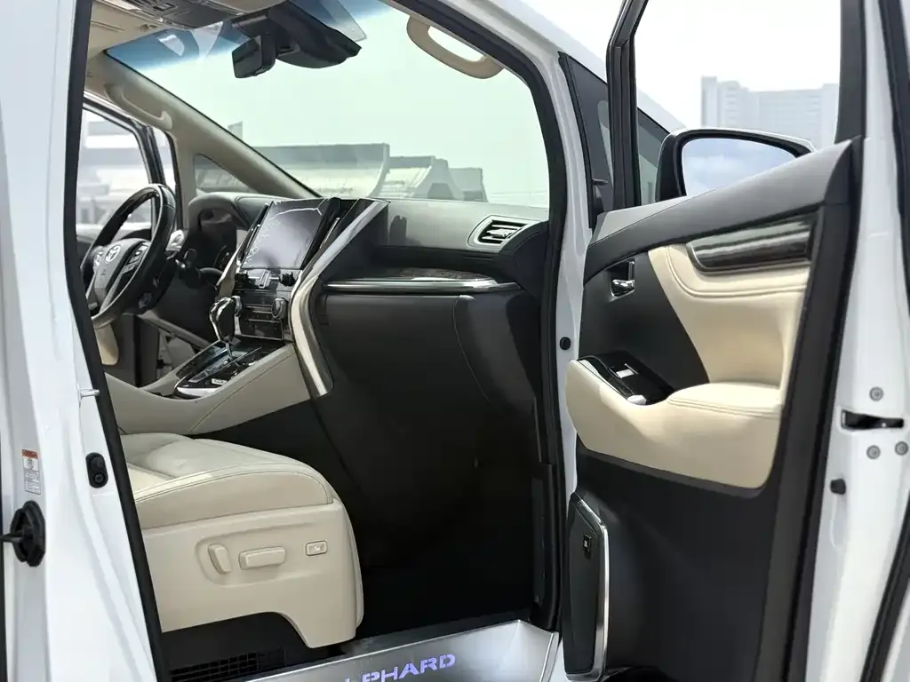 Toyota Alphard — фото 7