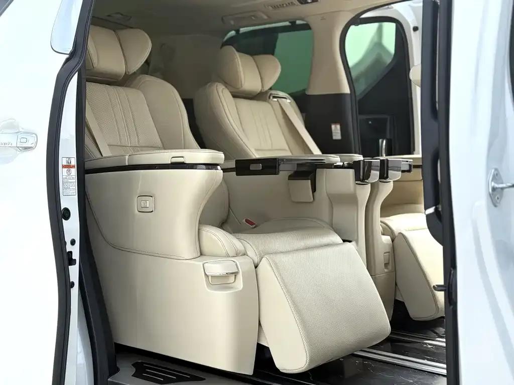 Toyota Alphard — фото 10