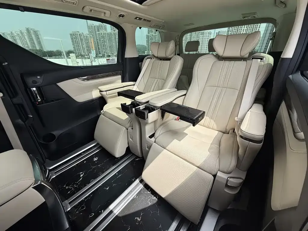 Toyota Alphard — фото 3