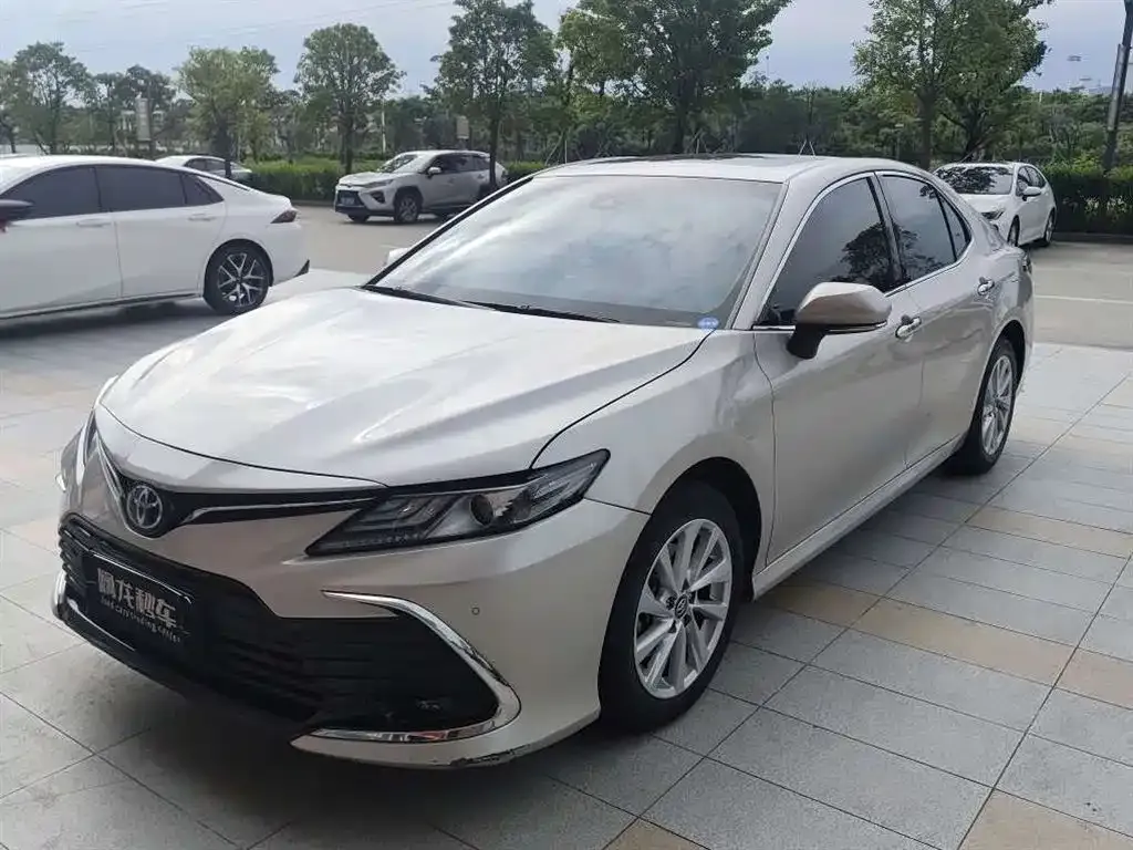 Toyota Camry — фото 1