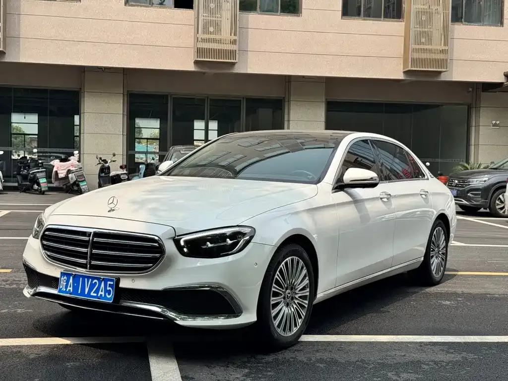 Mercedes-Benz E-Class — фото 1