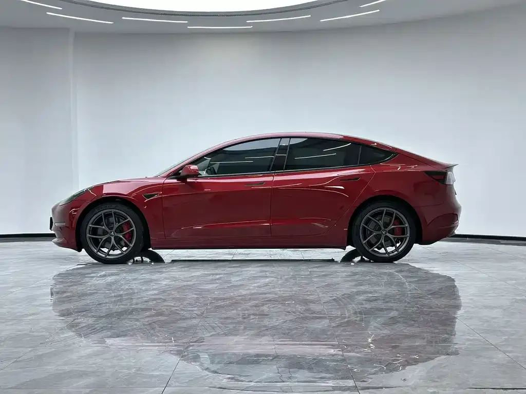 Tesla Model 3 — фото 3