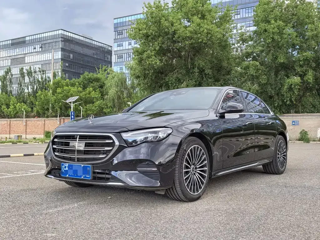 Mercedes-Benz E-Class — фото 1