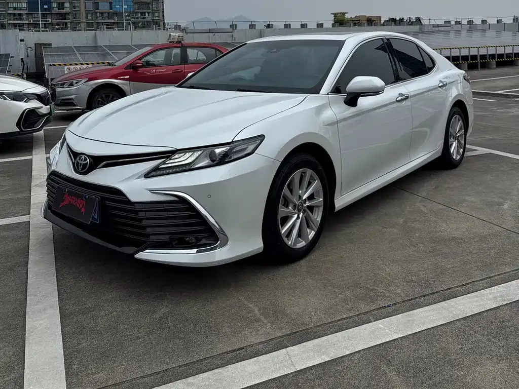 Toyota Camry — фото 1