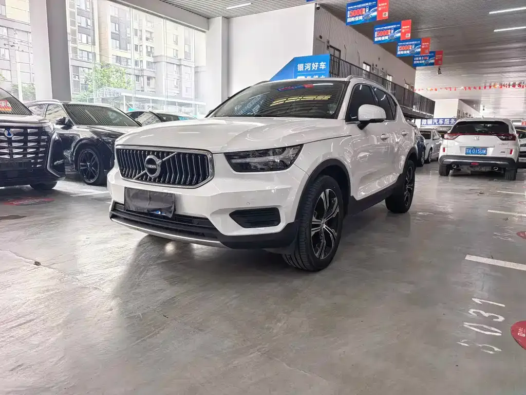Volvo XC40 — фото 1