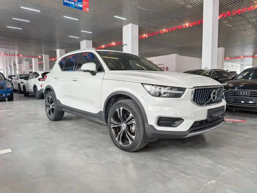 Volvo XC40 — фото 8