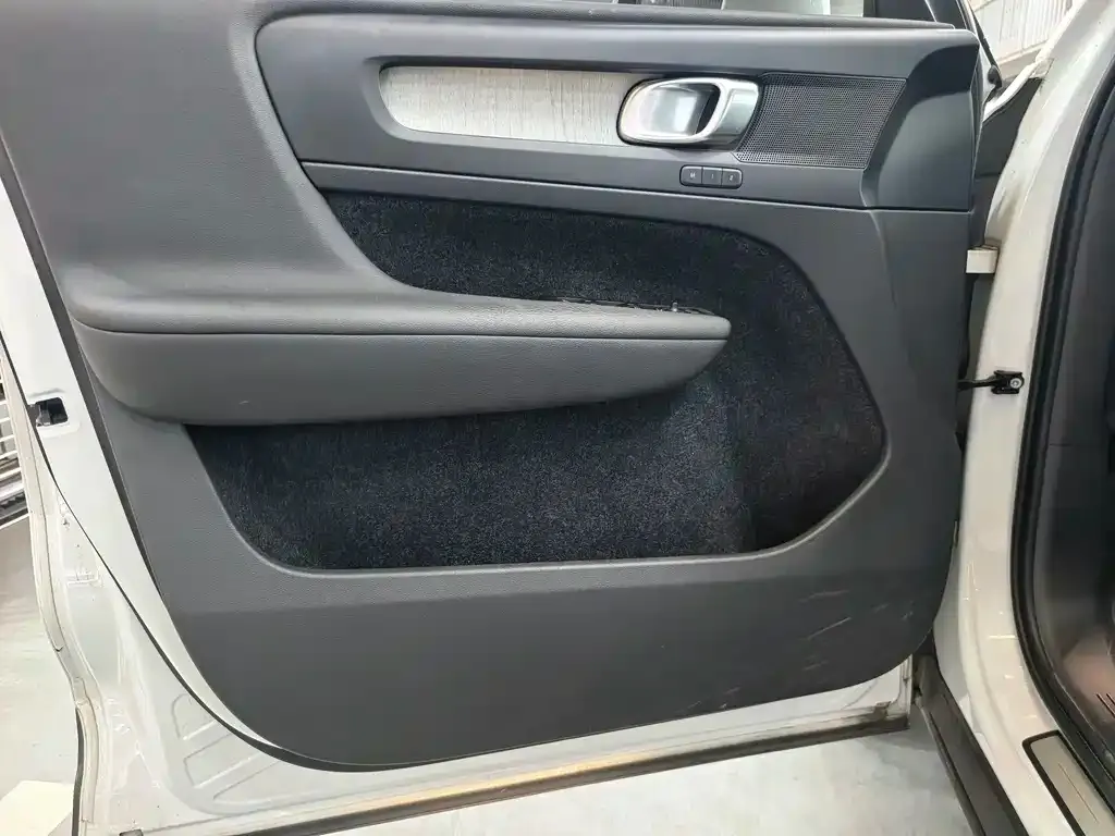 Volvo XC40 — фото 10