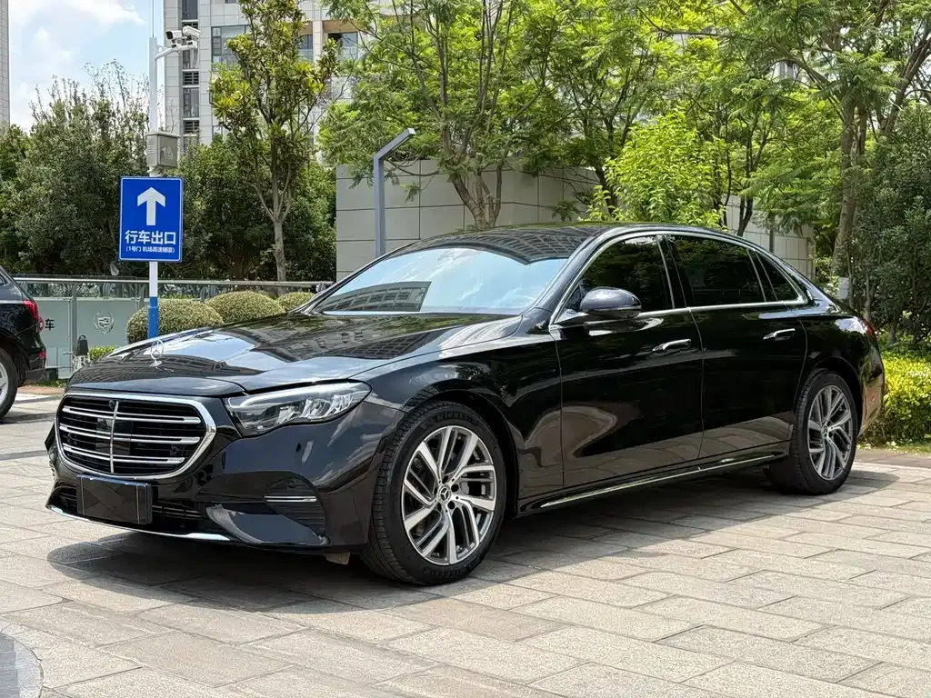 Mercedes-Benz E-Class — фото 1