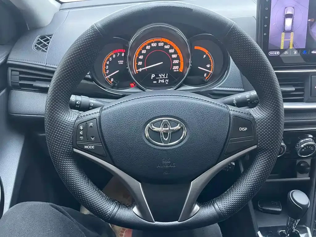 Toyota Yaris L — фото 10