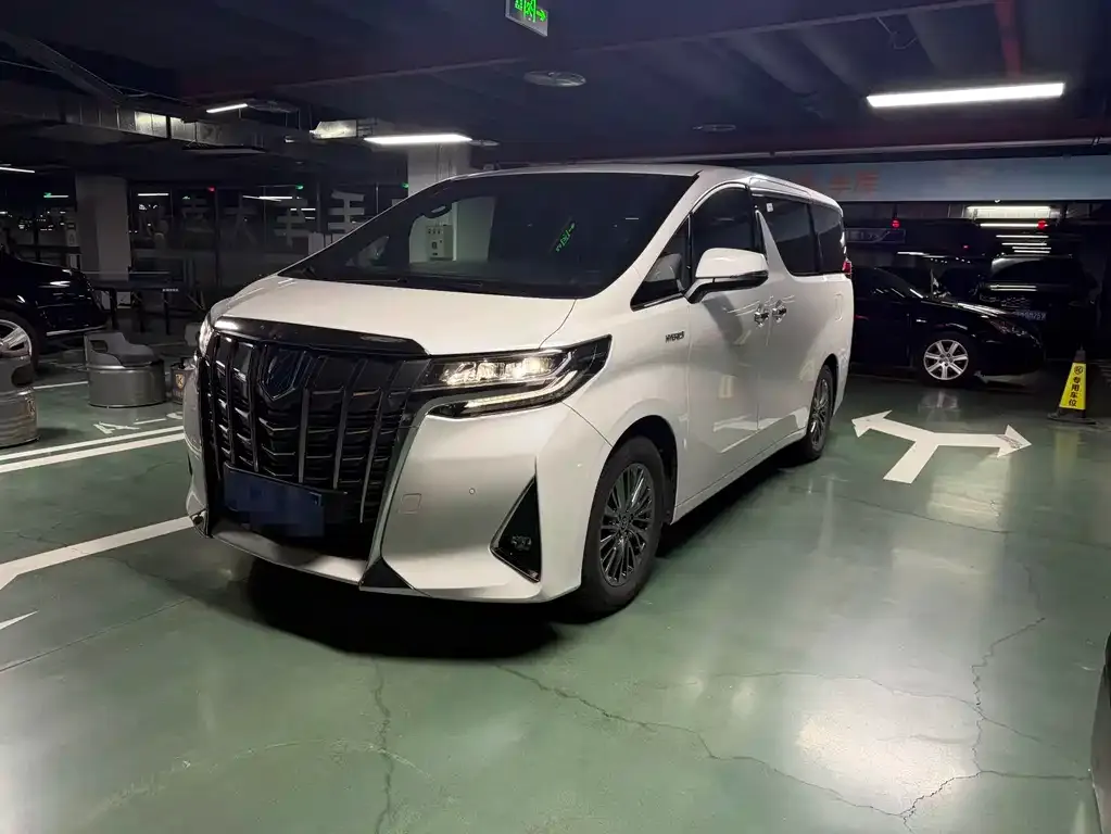 Toyota Alphard — фото 1