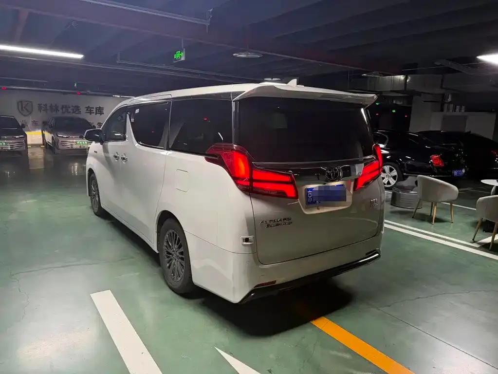 Toyota Alphard — фото 5