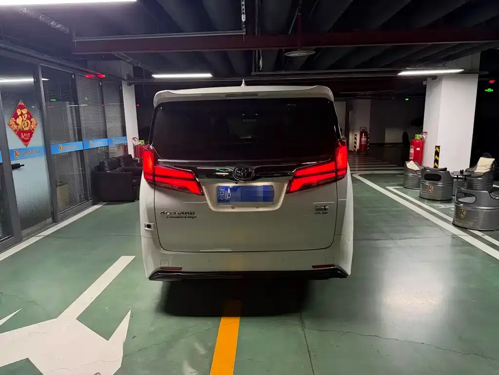 Toyota Alphard — фото 7