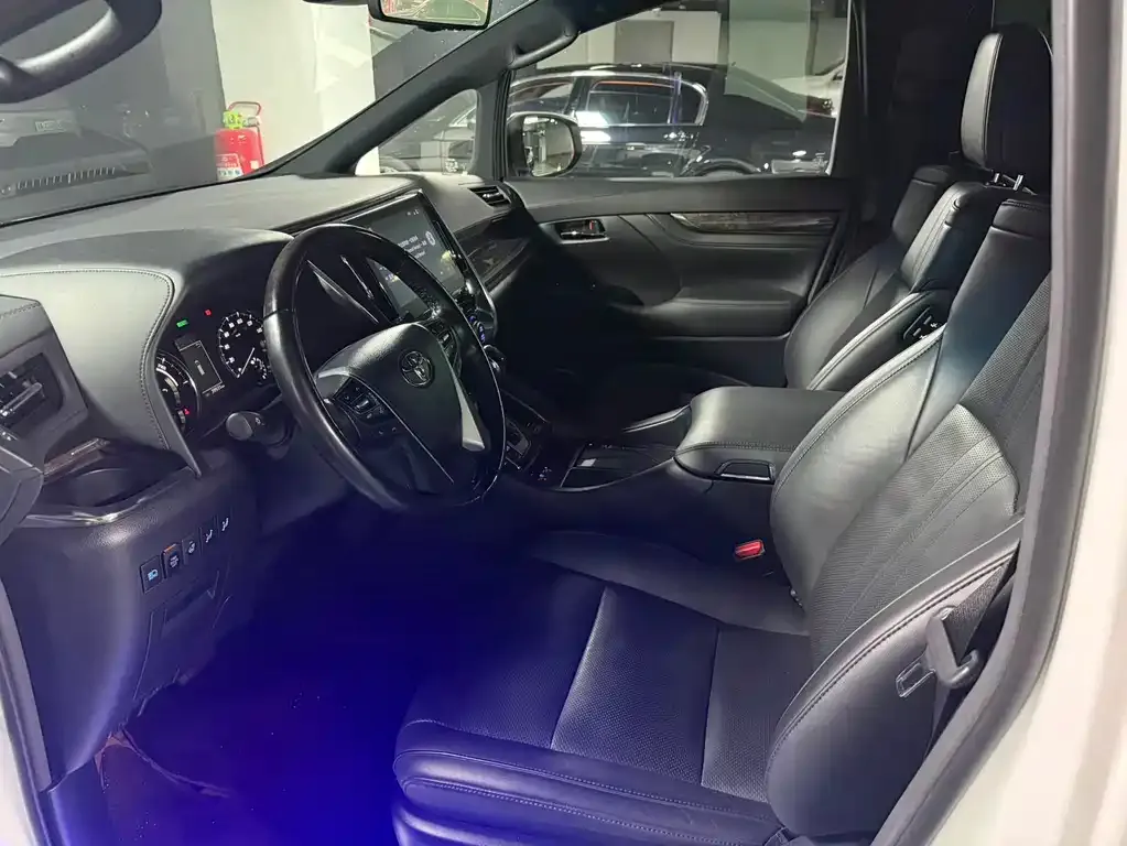 Toyota Alphard — фото 6