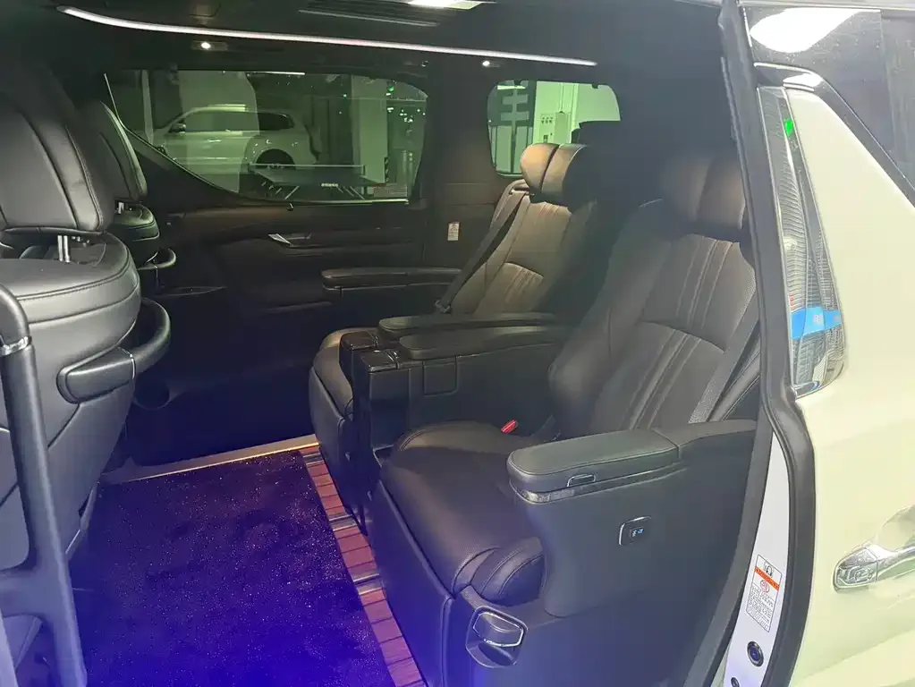 Toyota Alphard — фото 3