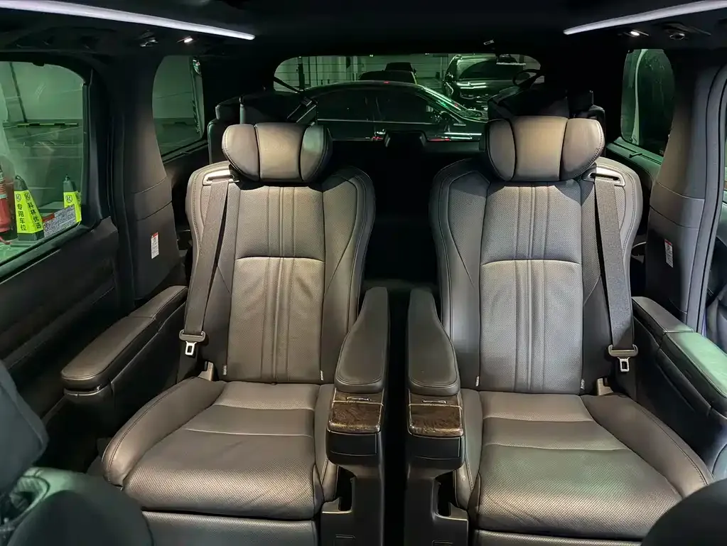 Toyota Alphard — фото 8