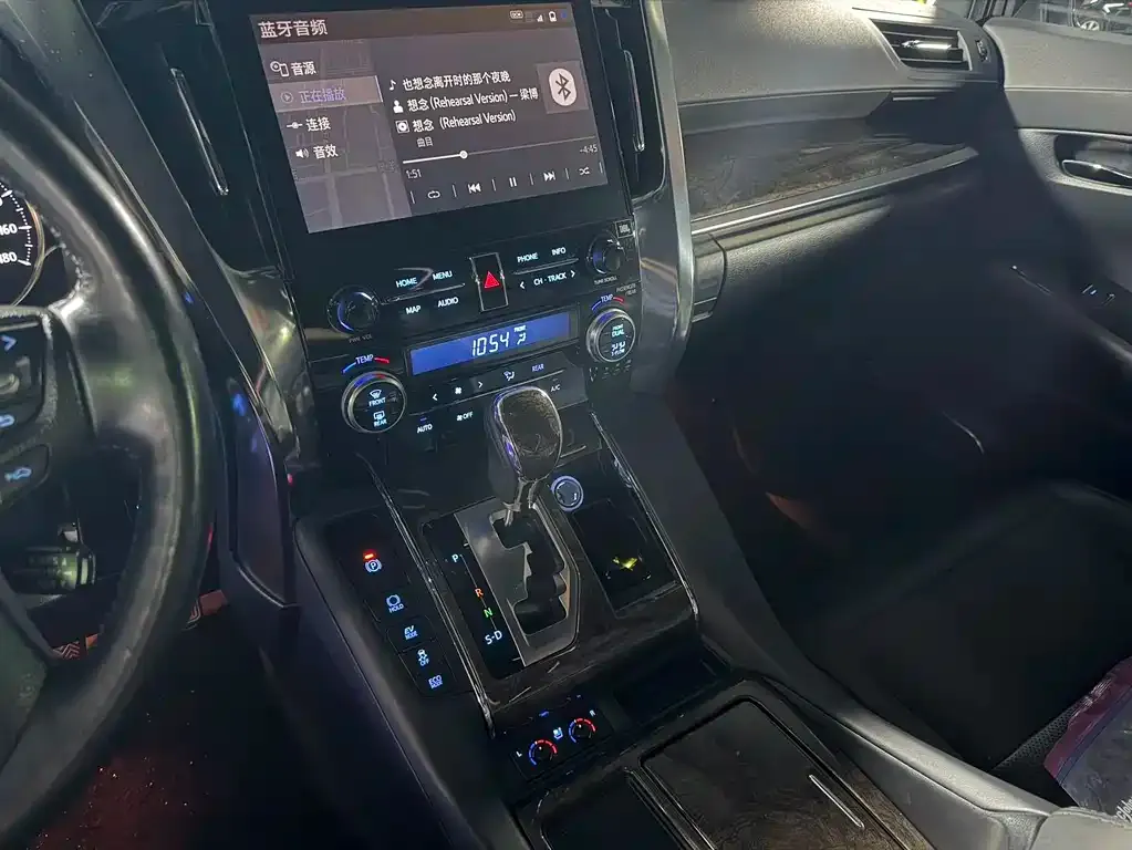 Toyota Alphard — фото 4