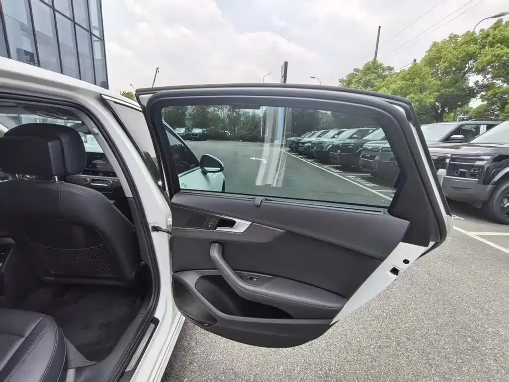 Audi A4L 2023 из CN, фото 2