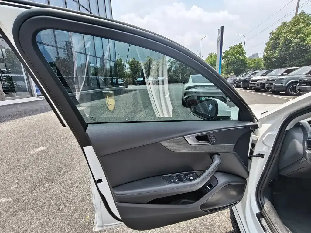 Audi A4L 2023 из CN, фото 9