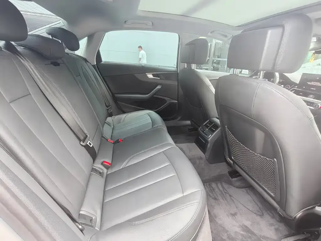 Audi A4L 2023 из CN, фото 6