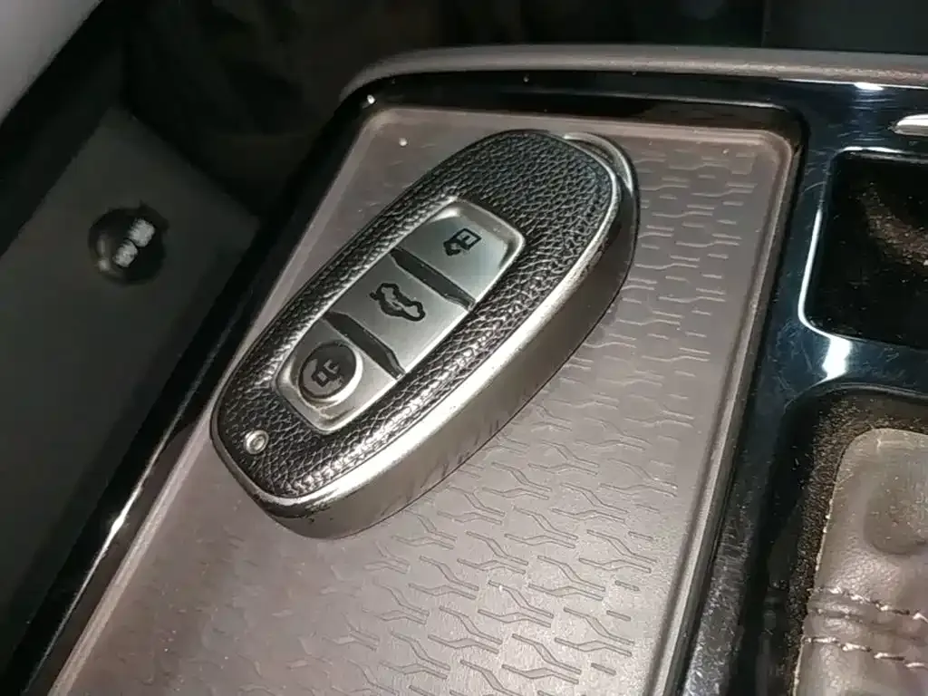 Hongqi E-QM5 — фото 9