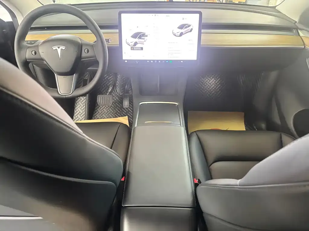 Tesla Model Y — фото 10